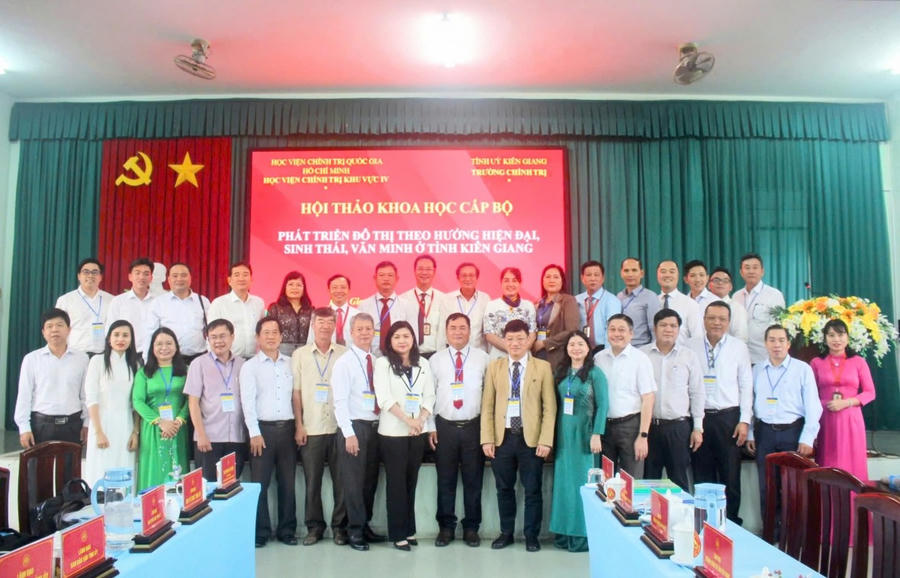 Các nhà khoa học, các tác giả, nhà quản lý từ các học viện, trường và các cơ quan, ban, ngành trong và ngoài tỉnh Kiên Giang chụp hình lưu niệm.