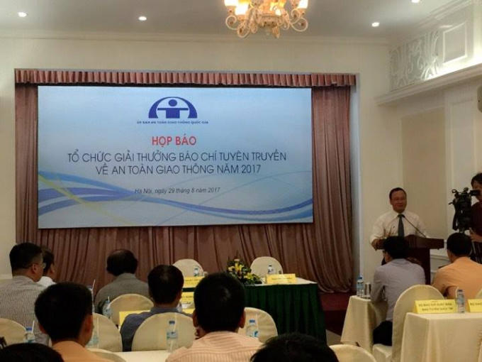Ông Khuất Việt Hùng PCT UBATGTQG phát biểu tại họp báo. Ảnh Ngọc Diễm