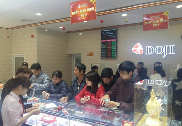 Khách hàngxếp hàng chờ thanh toán tại Số 75 phố Cầu Đất, Q. Ngô Quyền, TP.Hải Phòng.Nhiều khách hàngchọn mua đồng vàng Kim Dậu vì có thiết kế đẹp mắt với hình linh vật gà trống- tượng trưng cho may mắn, thịnh vượng, chất lượng vàng đạt chuẩn và có khả năng tích trữ cao.