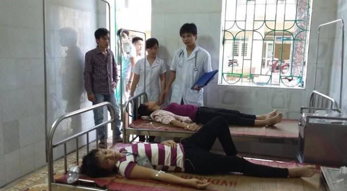 Các công nhân đang được đội ngũ y bác sĩ thăm khám tại bệnh viện Đa khoa Trực Ninh