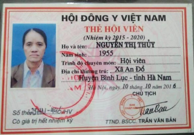 Thẻ Hội viên Hội đông y Việt Nam của bà Nguyễn Thị Thủy (ảnh Nguyễn Xuân Chung).