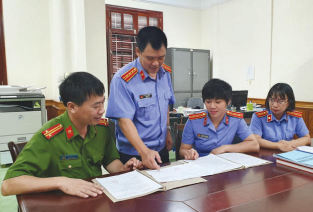 Kiểm sát viên trao đổi nghiệp vụ với Điều tra viên.