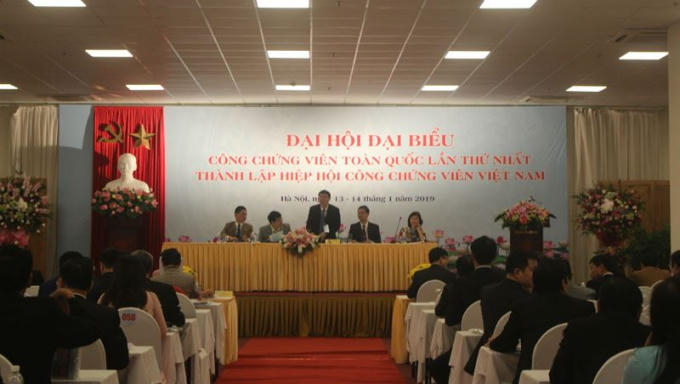 Đoàn Chủ tịch điều hành phiên họp nội bộ chiều 13/1.