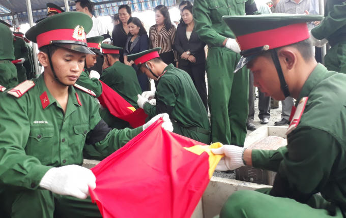 Các chiến sĩ an táng Liệt sĩ