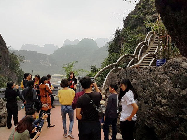 Người dân cùng du khách kéo đến chiêm ngắm, tham quan đường lên đỉnh núi Huyền Vũ. Ít người nhận ra được, công trình "khủng" này xây dựng không phép, vi phạm nghiêm trọng pháp luật và đang phá nát di sản thiên nhiên ban tặng.