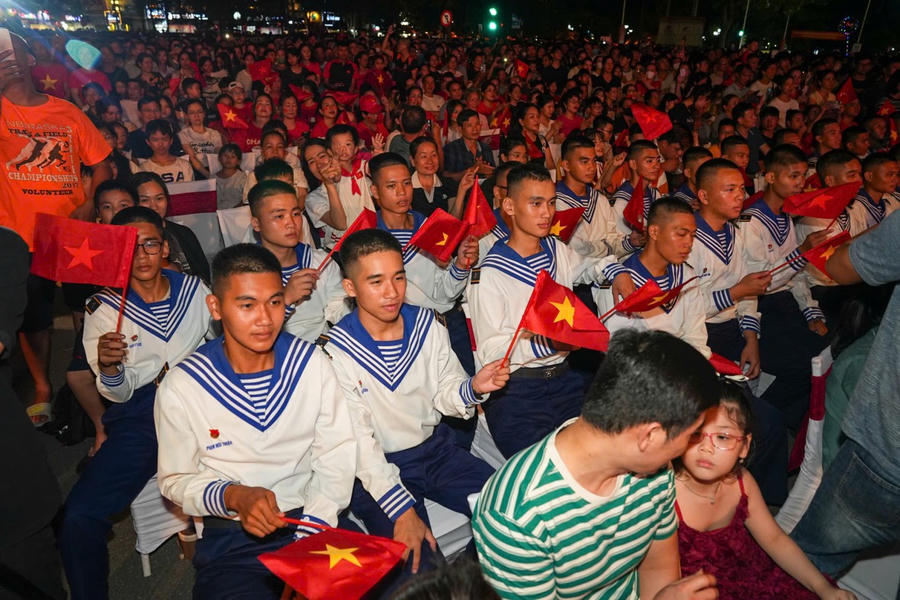 Sự kiện thu hút đông đảo lãnh đạo thành phố, đại diện các cơ quan, đơn vị cùng nhân dân tham dự. Ảnh: Đàm Thanh.