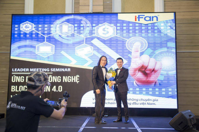 Hai nhân vật có tiếng trong một buổi giới thiệu đồng tiền ảo.
