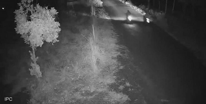 Công an trích xuất camera gần hiện trường để truy xét bọn cướp.