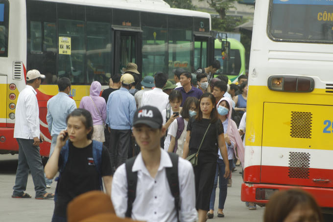 Các tuyến xe buýt luôn đông người do hành khách trong nội đo bắt để đi xuống bến xe mua vé.
