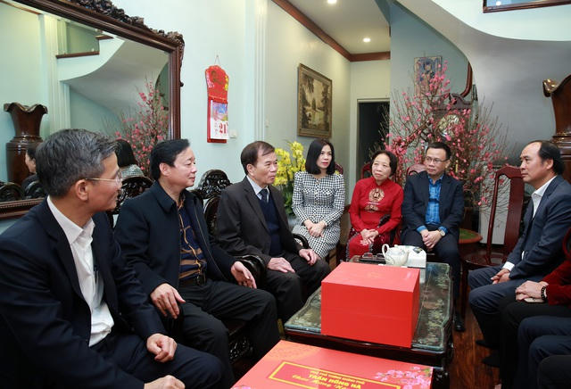 Nhân dịp năm mới, Phó Thủ tướng cũng đã đến thăm, chúc Tết Đại tá Nguyễn Hùng Phong, thương binh loại 3/4, nguyên Cục trưởng Cục Chính trị Tổng cục Hậu cần (Bộ Quốc phòng) tại phố Phan Đình Phùng, Phường Quán Thánh, quận Ba Đình, Hà Nội - Ảnh: VGP/Minh Khôi