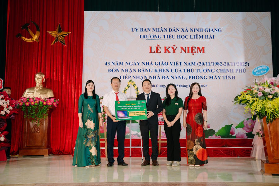 Lễ trao tặng phòng máy tính tại Trường Tiểu học Liêm Hải (Ninh Bình) cùng Lễ kỷ niệm 43 năm Ngày Nhà giáo Việt Nam và đón nhận bằng khen của Thủ tướng Chính phủ.