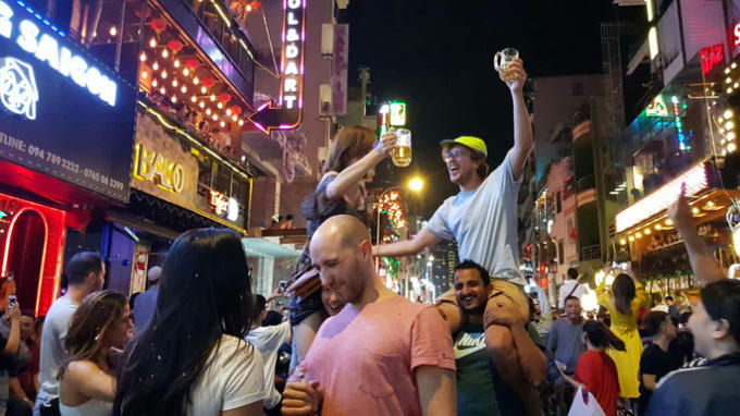 Trong không khí hân hoan chào đón năm mới, ai cũng vui vẻ háo hức. Đúng 0 giờ, mọi người đồng loạt hò reo và tặng cho nhau những lời chúc mừng.