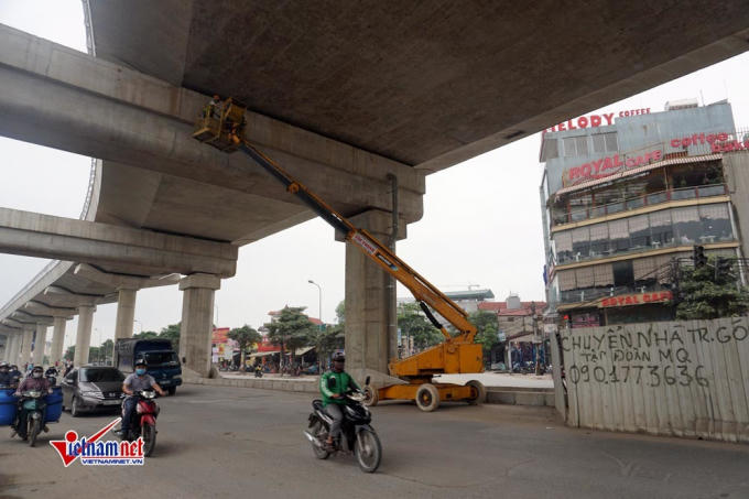 Công nhân đang hoàn thiện các hạng mục đường sắt trên cao