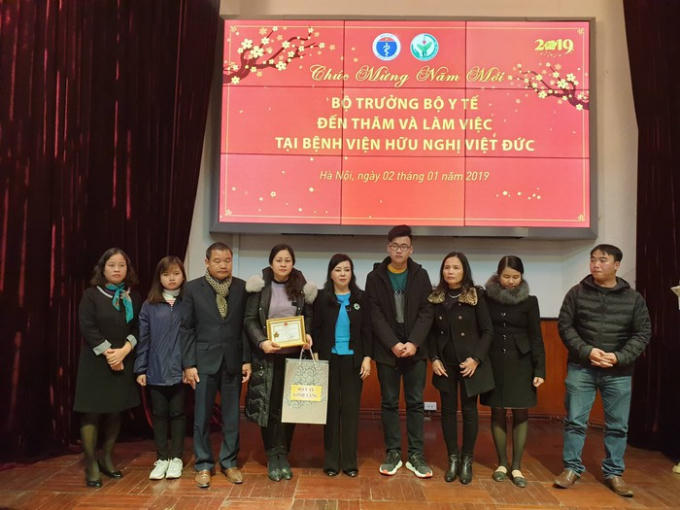 Bộ trưởng Bộ Y tế trao kỷ niệm chương cho gia đình anh Dương Hồng Quý