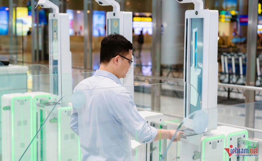 Hành khách trải nghiệm cổng xuất nhập cảnh tự động tại Nhà ga T2, Cảng hàng không quốc tế Đà Nẵng.