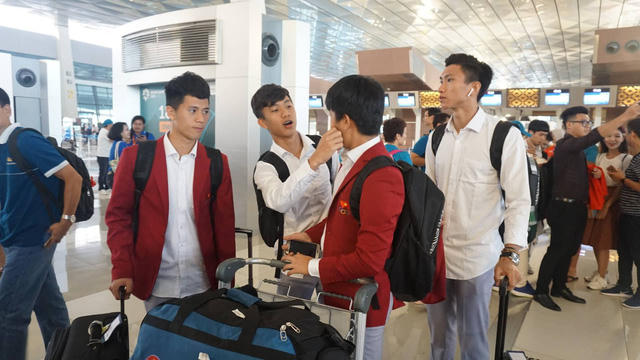 Các cầu thủ Olympic Việt Nam trầm ngâm ở sân bay - Ảnh: Nguyễn Dương