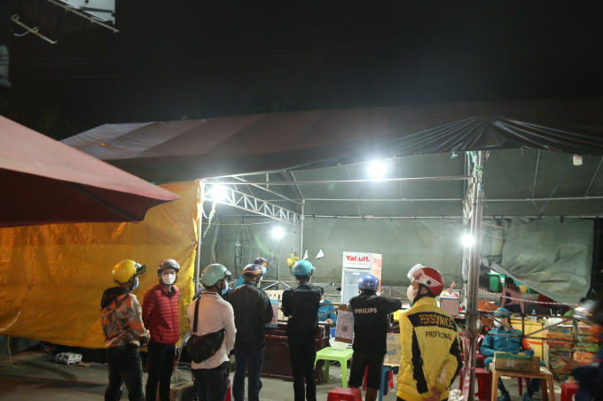 Người dân được hướng dẫn khai báo y tế và xét nghiệm trước khi về nhà. ảnh Quốc Trung