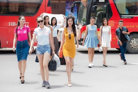 Hoa hậu Việt Nam 2016: Thí sinh miền Nam khoe streetstyle cực chất ở sân bay Cát Bi