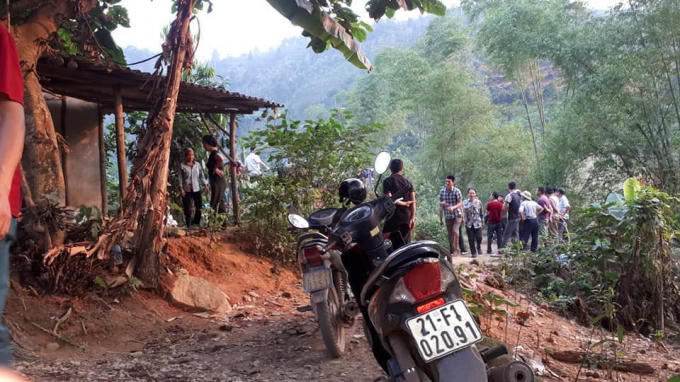 Rất đông người dân tập trung tại nơi phát hiện vụ việc.