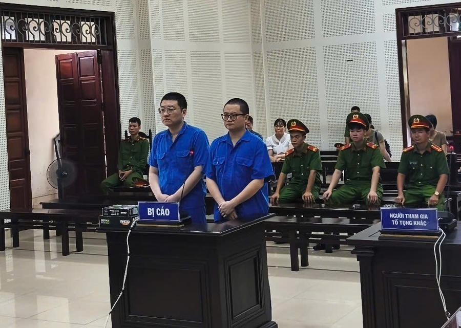 2 bị cáo người Trung Quốc tại phiên tòa.