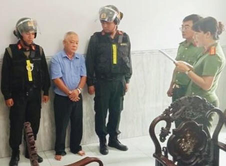 Tống đạt lệnh bắt bị can Phan Văn Thanh. (Ảnh: Công an Đồng Nai)