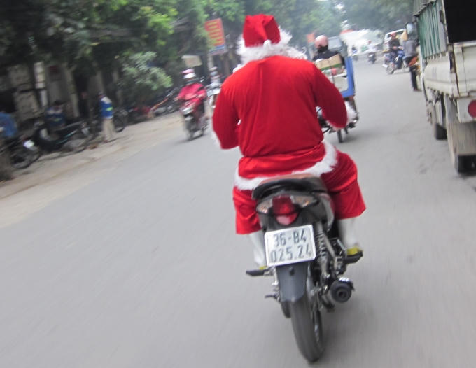 Những ngày này không khó để bắt gặp hình ảnh ông già Noel trên khắp các con đường.