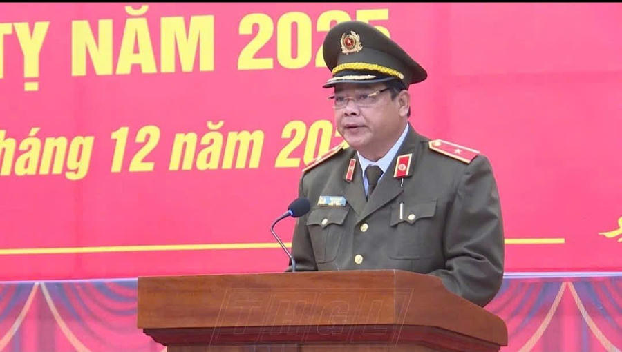 Thiếu tướng Rơ Lah Lâm- Giám đốc Công an tỉnh Gia Lai phát biểu tại Lễ ra quân trấn áp tội phạm dịp tết 2025. Ảnh: P.H