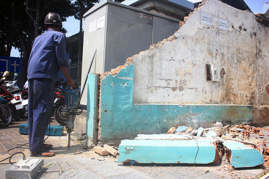 Bức tường cạnh trụ sở Bộ Công thương bị đập ...