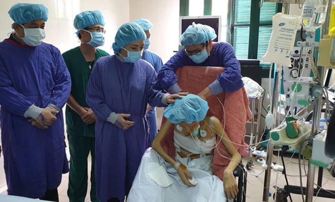 Bộ trưởng thăm bệnh nhân được ghép phổi của anh Quý tại Bệnh viện Việt Đức. Ảnh: Tuấn Dũng.