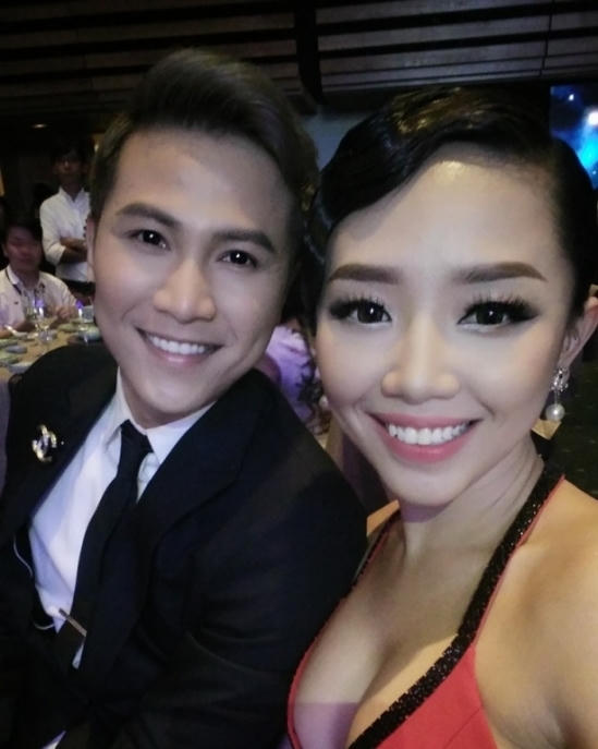 Chiếc váy cổ chữ V khoét sâu giúp Tóc Tiên khoe trọn vòng 1 khủng. Tuy nhiên phong cách thời trang táo bạo này có lẽ khá ít người đẹp nào đủ can đảm diện.