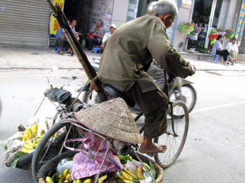 Bộ Tài chính thừa nhận tăng thuế VAT ảnh hưởng người thu nhập thấp, nên cần có chính sách hỗ trợ.