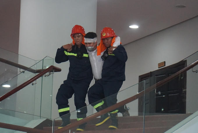 Trong đám cháy, nhiều tình huống giả định được đưa ra để thực tập cứu hộ, cứu nạn