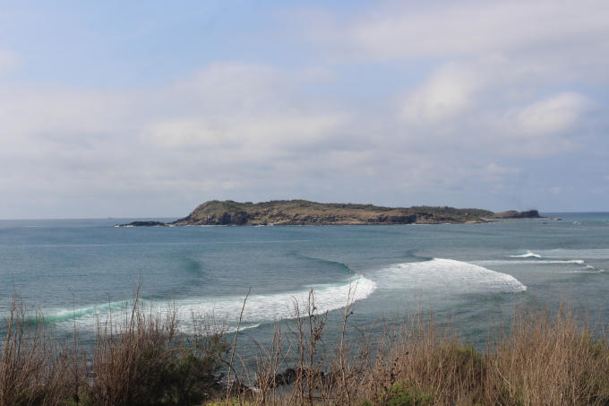 Ngoài đảo lớn, cách cảng Phú Quý hơn 500m, nằm phía đông nam đảo Hòn Tranh cũng là địa điểm thăm quan hấp dẫn với du khách khi đến nơi đây.