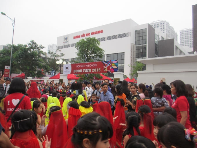 Sau một vòng diễu hành các bé trở về trường để tham gia các tiết mục trên sân khấu