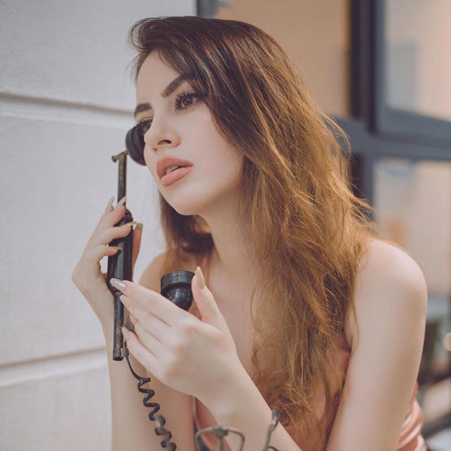 Jenny là một cô gái yêu tự do, muốn khám phá bản thân. Đó là lý do cô từ bỏ một công việc mơ ước để đến Việt Nam làm giáo viên, trải nghiệm văn hoá nơi đây. 