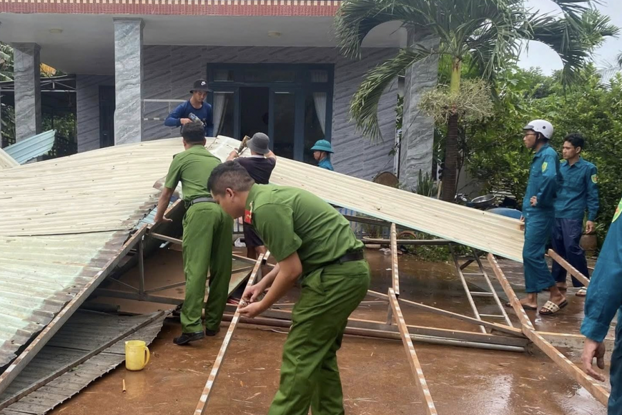 Nhà dân bị tốc mái đang được lực lượng chức năng hỗ trợ gia cố sửa sang lại.