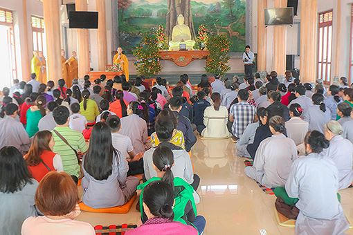 Người dân, phật tử làm lễ Cầu An vào ngày mồng 1 đầu năm.