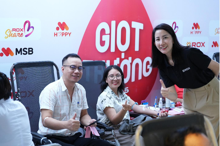 Một cặp vợ chồng cùng hiến máu năm thứ hai liên tiếp tại chương trình Giọt thương.