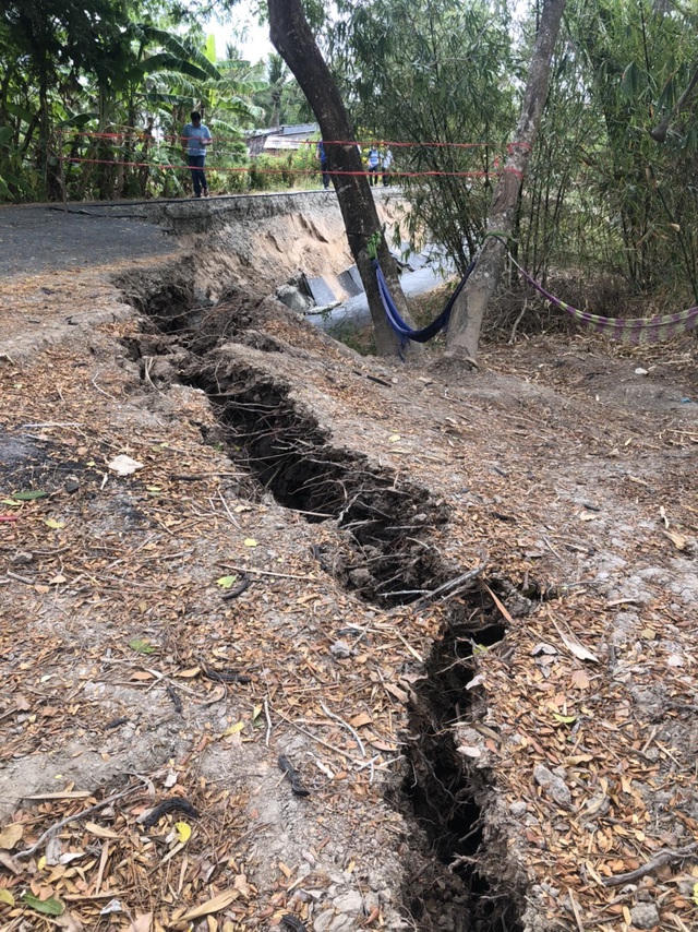 Nguyên nhân ban đầu được xác định có thể do ảnh hưởng của hạn hán, nước trên kênh Cơi 5 cạn, đất bị co ngót, nền đất yếu nên đẩy bùn ra lòng kênh gây ra sụt lún. Tuyến đường Co Xáng - Đá Bạc hiện nay đang xuất hiện rất nhiều đoạn bị rạn nứt, nguy cơ xảy ra sụt lún thời gian tới là rất cao.