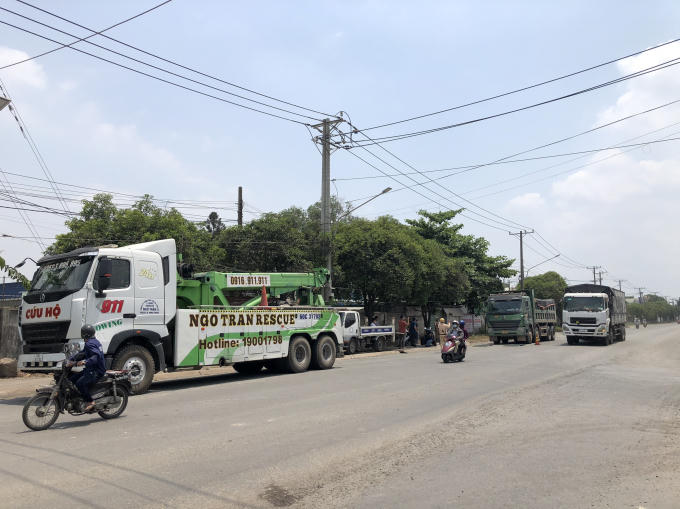 : Xe cẩu tải trọng lớn được huy động để đưa phương tiện vi phạm về trụ sở cơ quan (Ảnh: Trọng Duy)