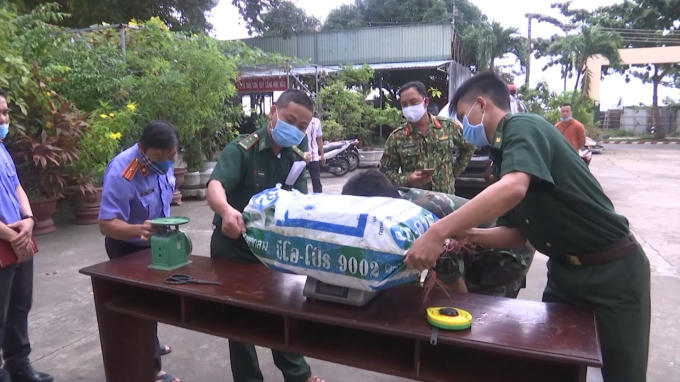 Lực lượng chức năng tiến hành kiểm tra bao tải nghi chứa ma túy trôi dạt vào bờ biển