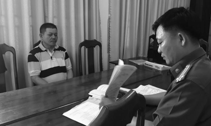 Trung tá Nguyễn Thanh Thắng lấy lời khai Trần Đức Vinh.
