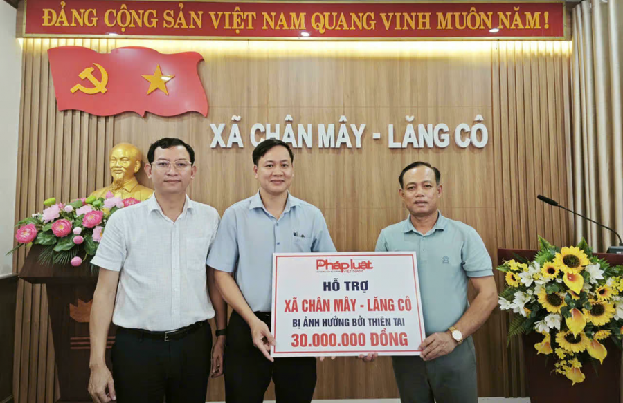 Báo PLVN hỗ trợ 30 triệu đồng cho UBMT xã Chân Mây - Lăng Cô bị ảnh hưởng do lũ lụt