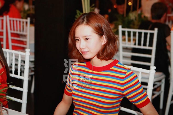 Lưu Thi Thi xuất hiện đơn giản với áo sọc đa sắc.
