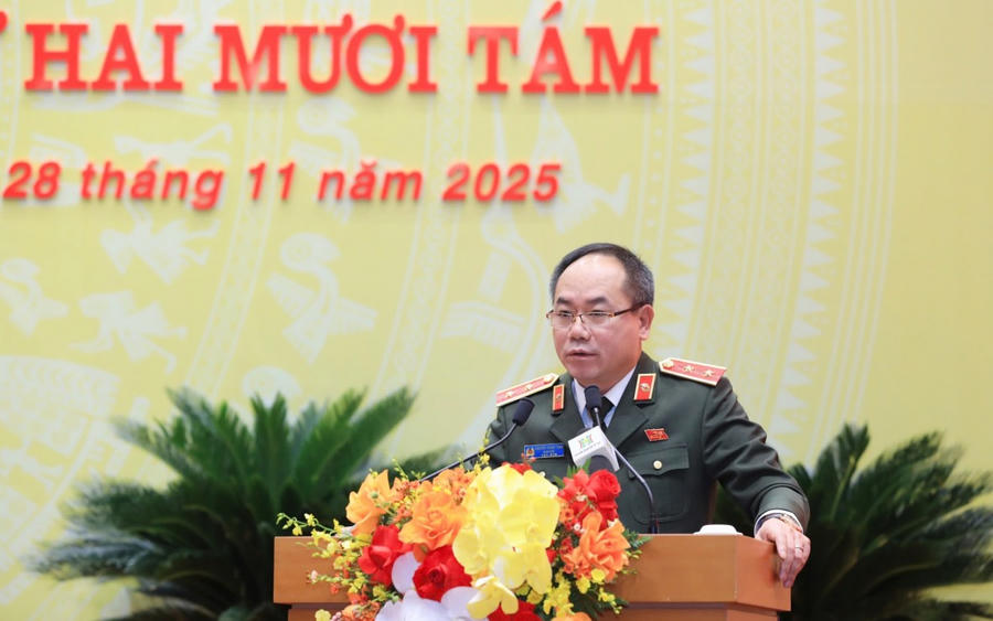 Trung tướng Nguyễn Thanh Tùng, Giám đốc Công an thành phố Hà Nội trình bày tờ trình.