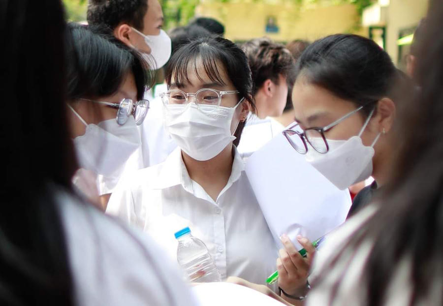 Thi sinh thở phào  hoàn thành ngày thi đầu tiên.