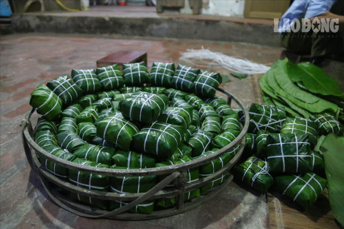 Những chiếc bánh chưng được gói đều tay, vuông vắn chuẩn bị được đem đi luộc.