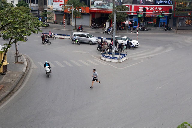 Đến 8h30 các nút giao thông chính vẫn vắng người.