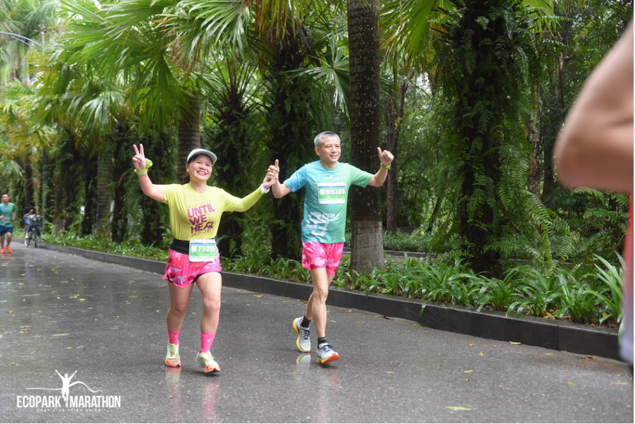 Cư dân lớn tuổi vui vẻ, đầy năng lượng tham gia giải chạy tại KĐT xanh Ecopark