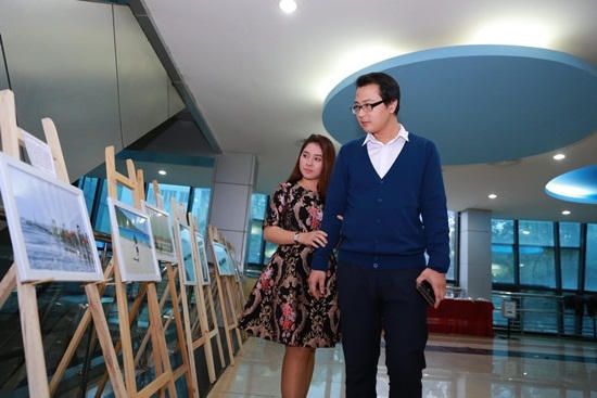 Bảo Trâm và chồng đến tham dự sự kiện. Ông xã Bảo Trâm cũng đã cùng các doanh nhân chia sẻ với các bạn trẻ Hà Nội.